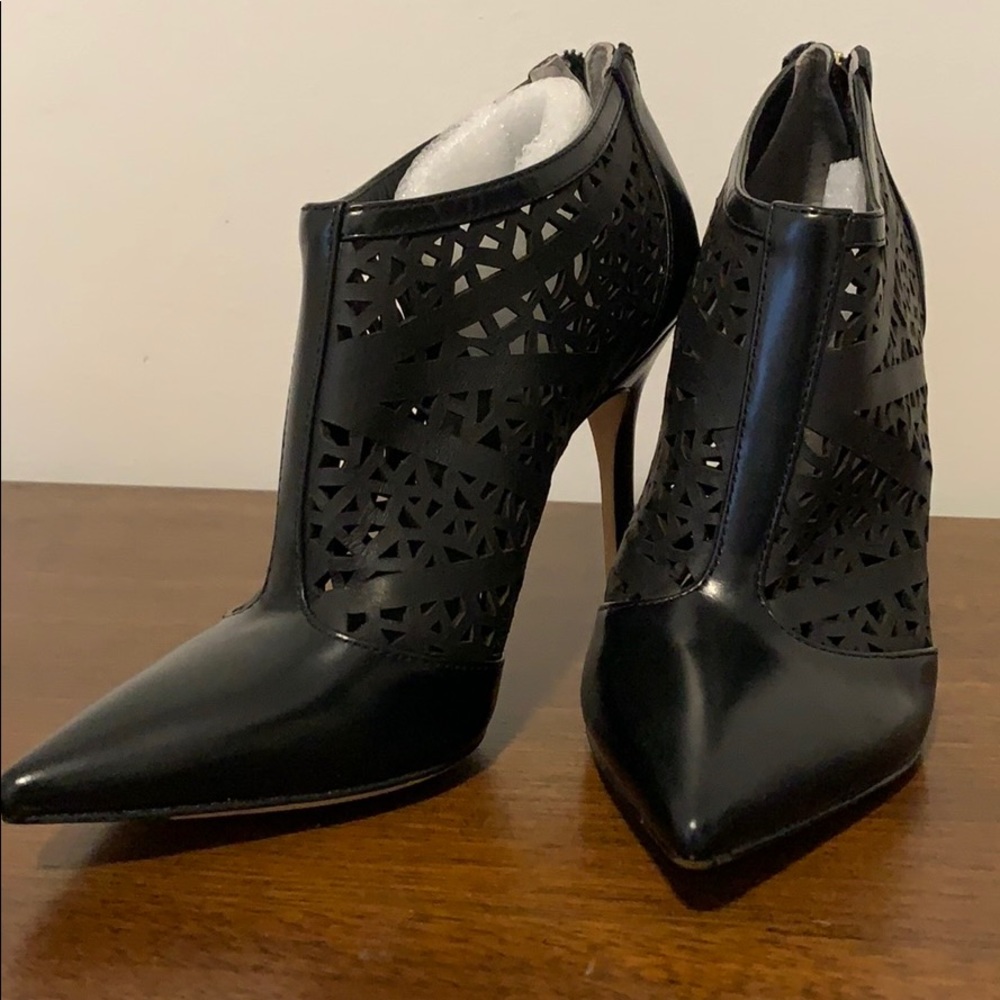 Cut out leather pointed toe black booties
